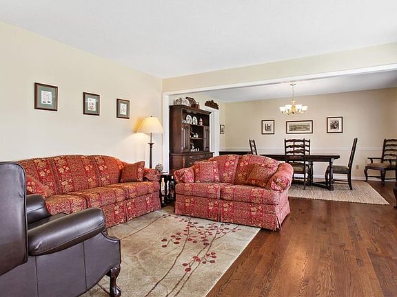 3rd image of 10700 Bridlespur Dr