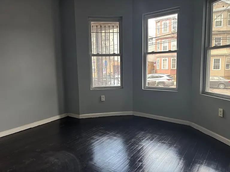 482 Avon Ave — Photo 6