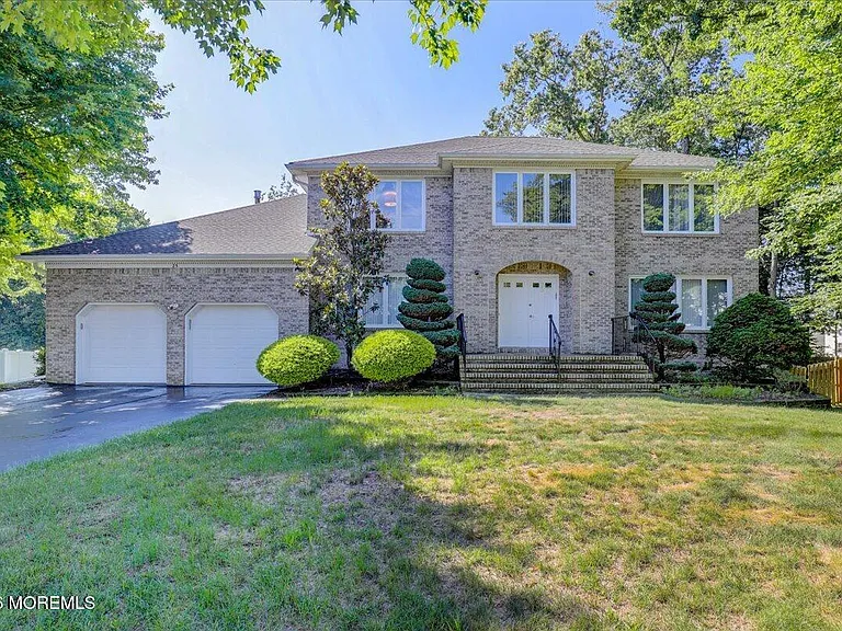 25 Ryan Rd — Photo 1