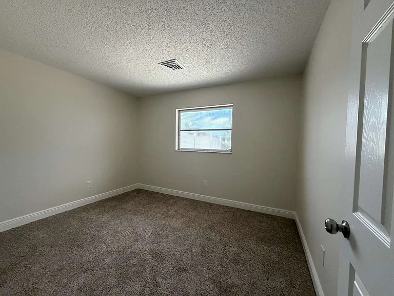 635 Harvey St — Photo 21