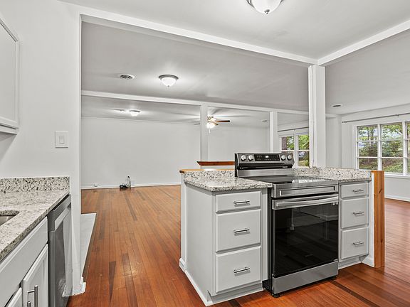 5th image of 7 Willow Branch Pl