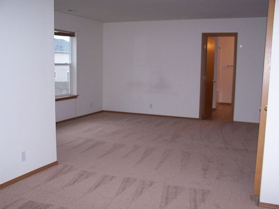 5th image of 210 Nelsen St NE