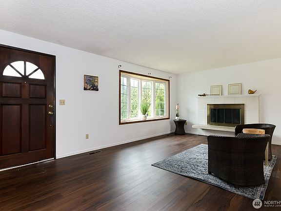 4th image of 1625 Camas Avenue NE