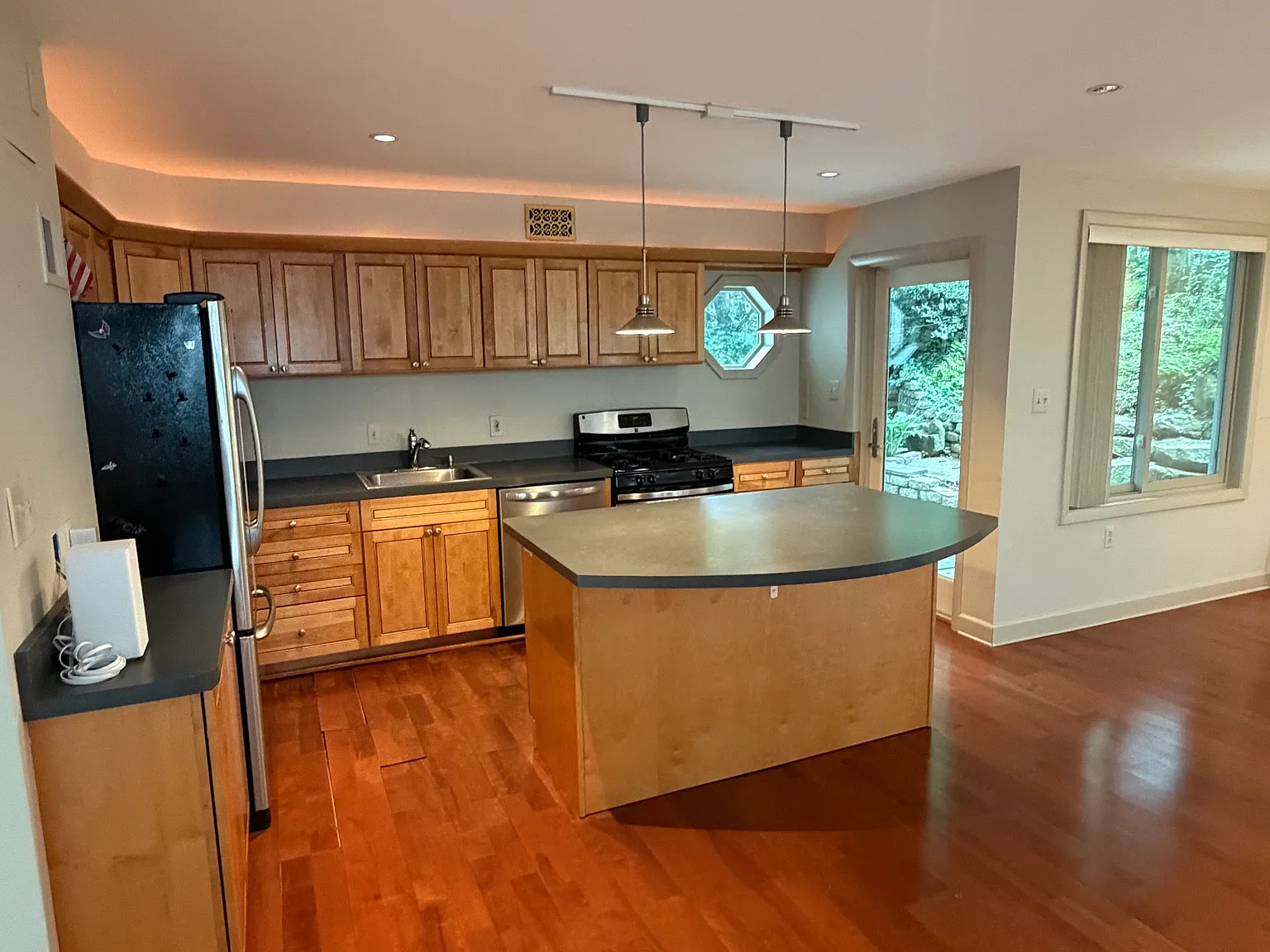 3 bed, 1850 sqft, $3,600 — Photo 2