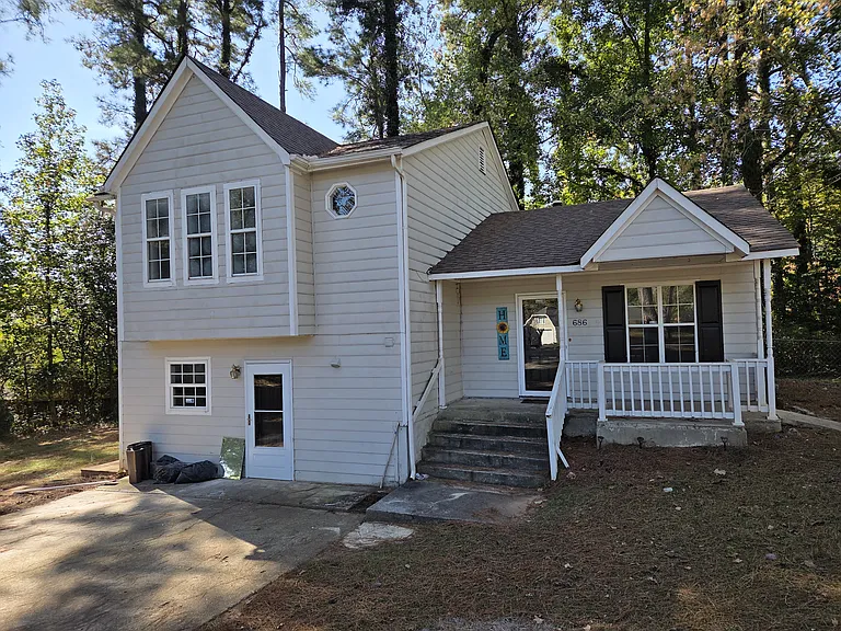 686 Longbow Ct — Photo 1