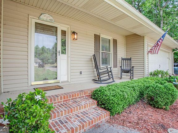 4th image of 17 Mountain Oaks Dr