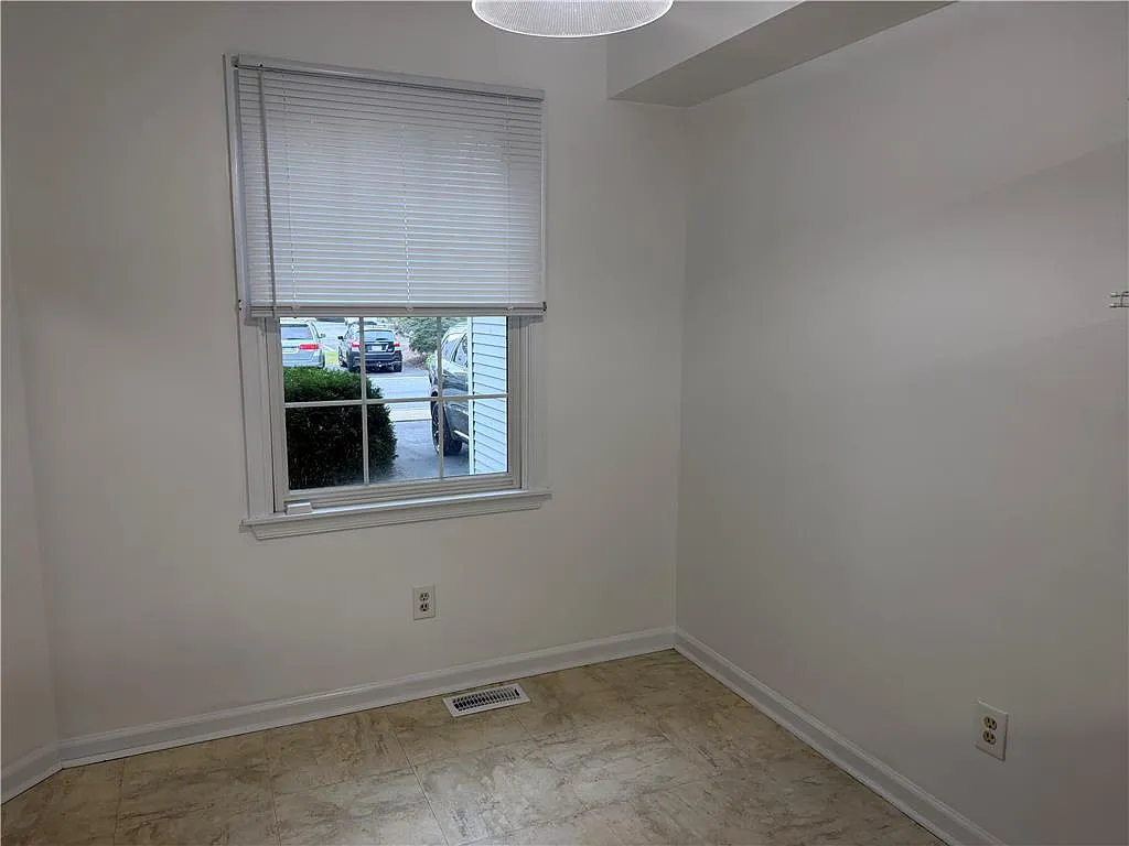 3 bed, 2.5 bath, 2430 sqft, $2,800 — Photo 4