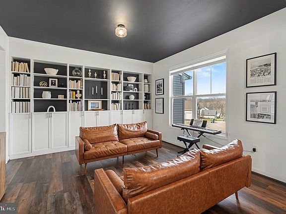 4th image of 19 Chapel Ridge Ct