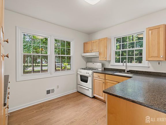5th image of 673 Colts Neck Rd
