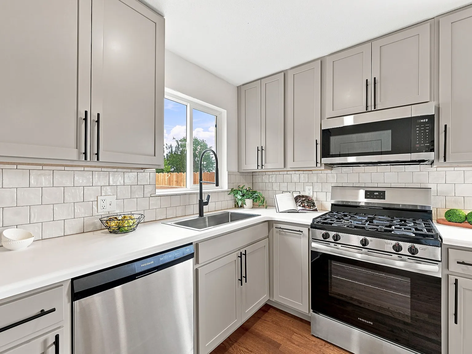 2 bed, 742 sqft, $2,550 — Photo 2
