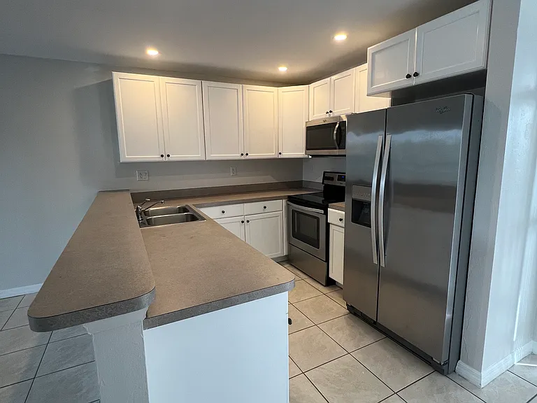 1025 SE 12th St #201 — Photo 2