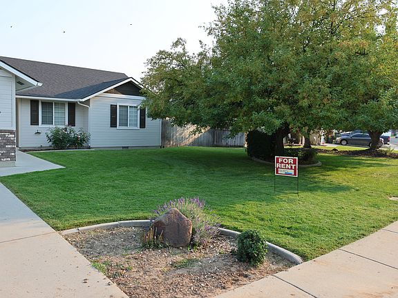 3rd image of 637 E Woodbury Dr