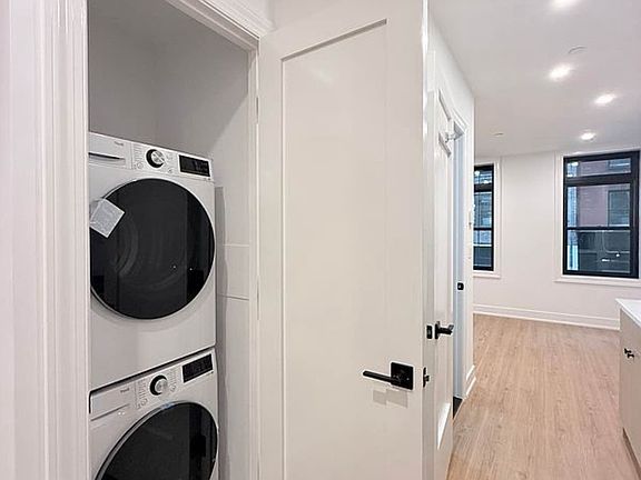4th image of 307 W 39th St APT 2E