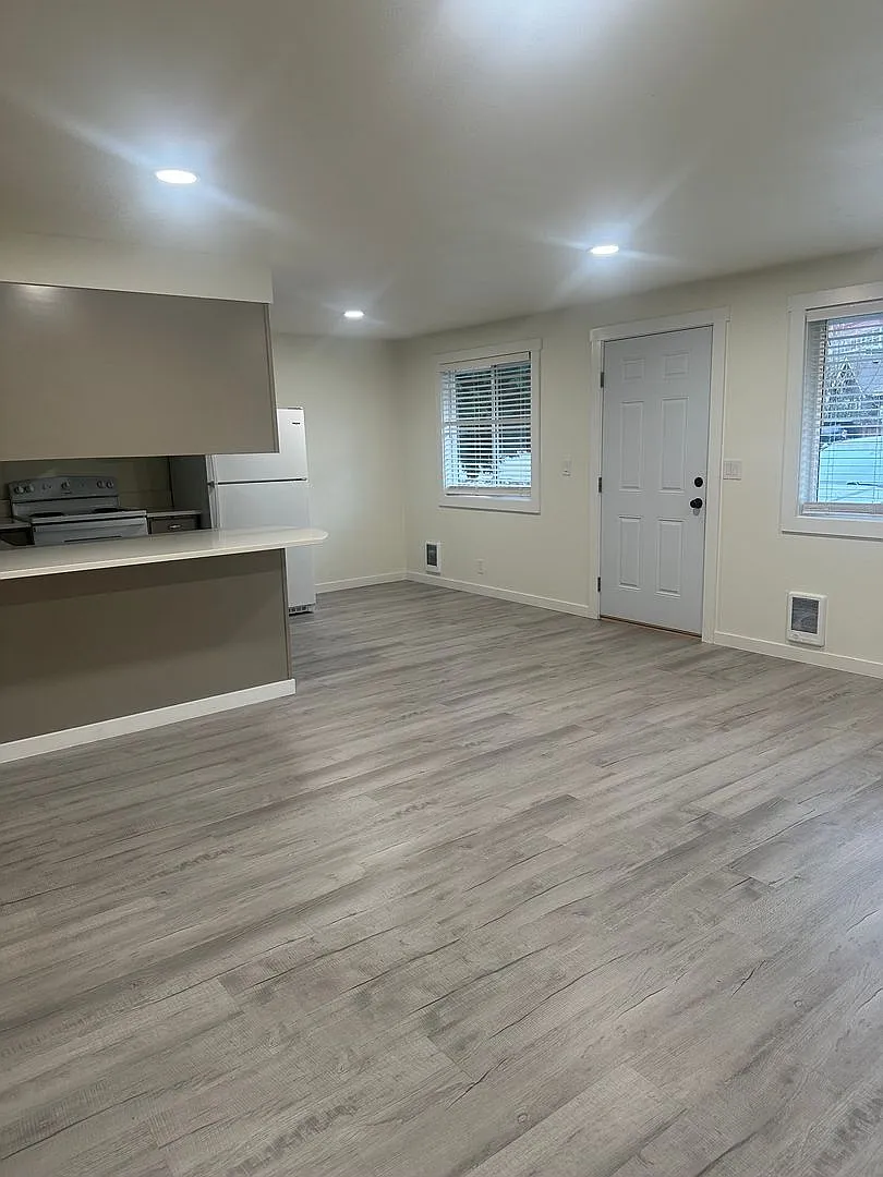 Tiki Apartments — Photo 4
