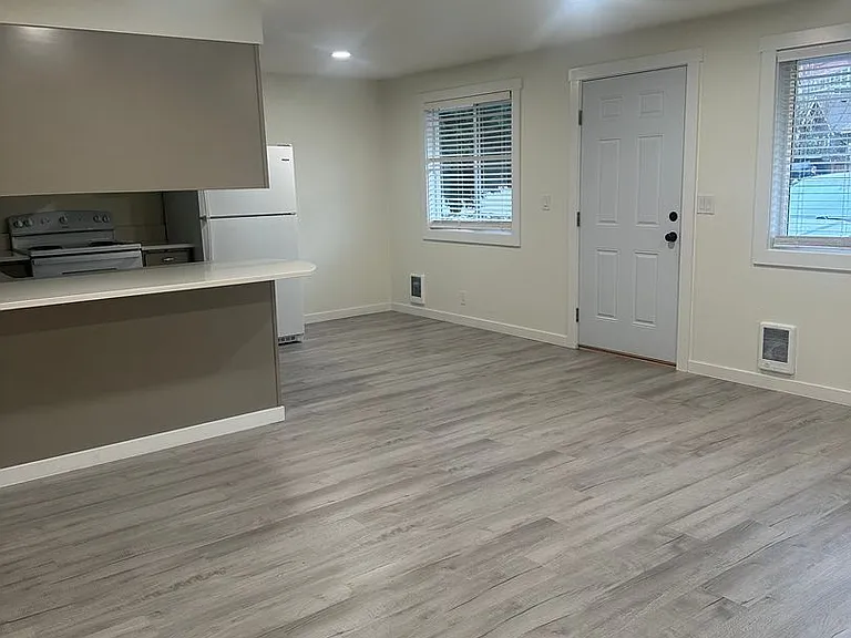 1500 E Victor St — Photo 4