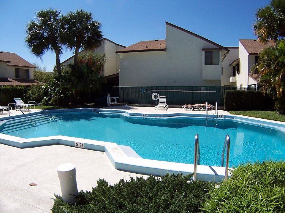 Clubhouse Pool 