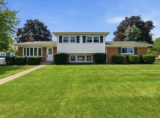 37 E Weathersfield Way, Schaumburg, IL 60193