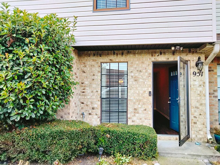 951 Sunmeadow Dr — Photo 3