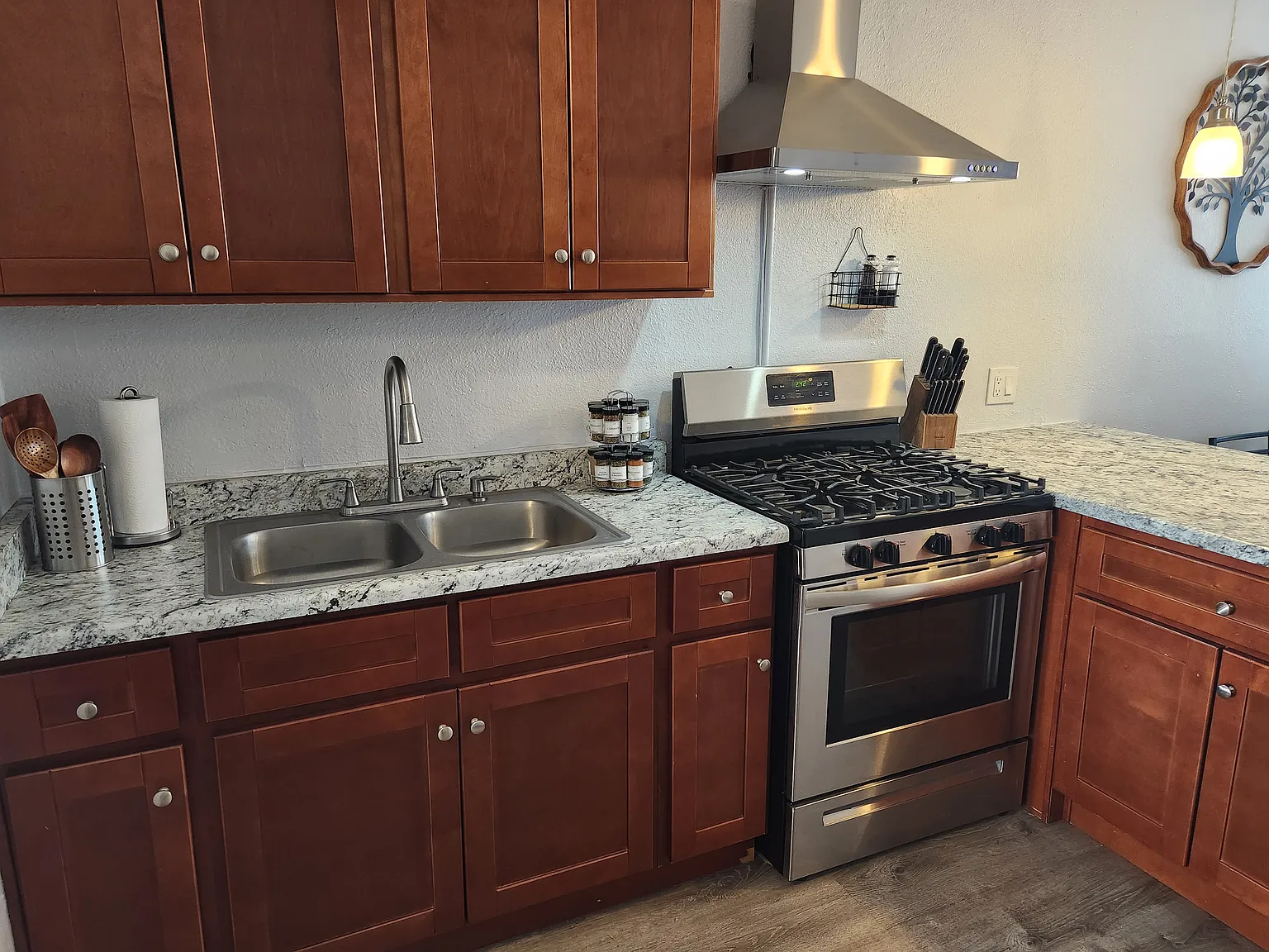 2 bed, 600 sqft, $2,300 — Photo 4
