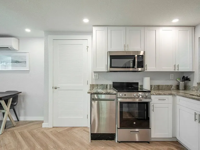 405 Locklie St — Photo 4