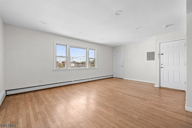 3 bed, 1.0 bath, $2,700 — Photo 3
