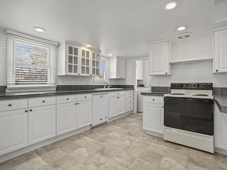 101 E Woodvine St — Photo 3