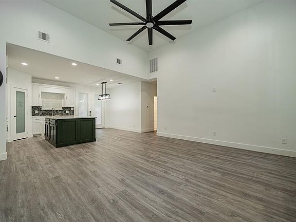 4th image of 9469 Pinewood Dr