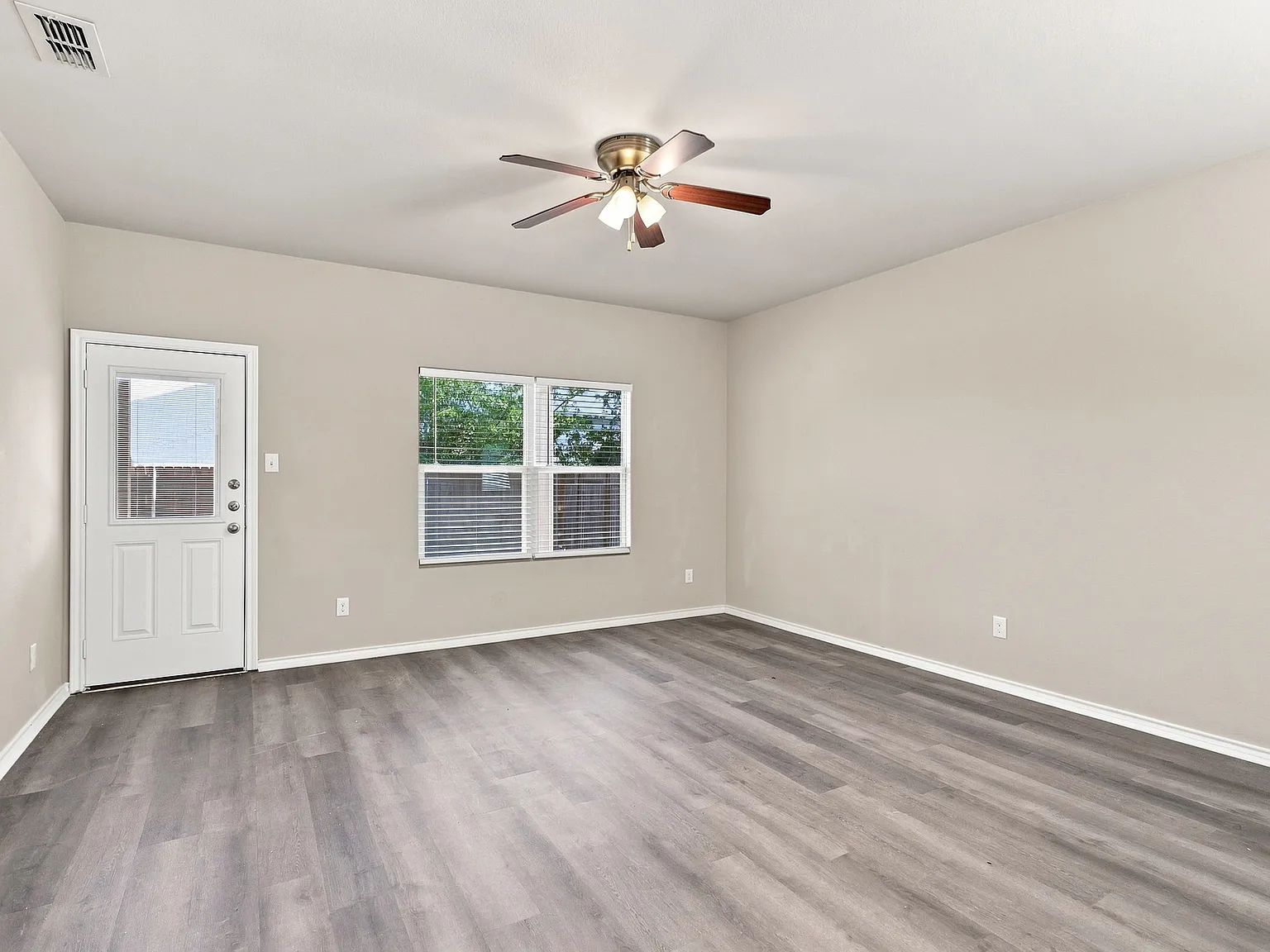 5 bed, 3.5 bath, 2246 sqft, $2,400 — Photo 4