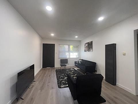 3rd image of 10940 Oxnard St #2