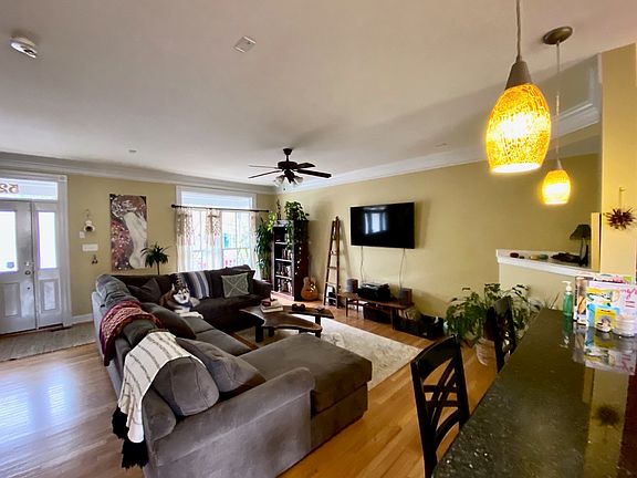 3rd image of 520 1/2 S Laurel St