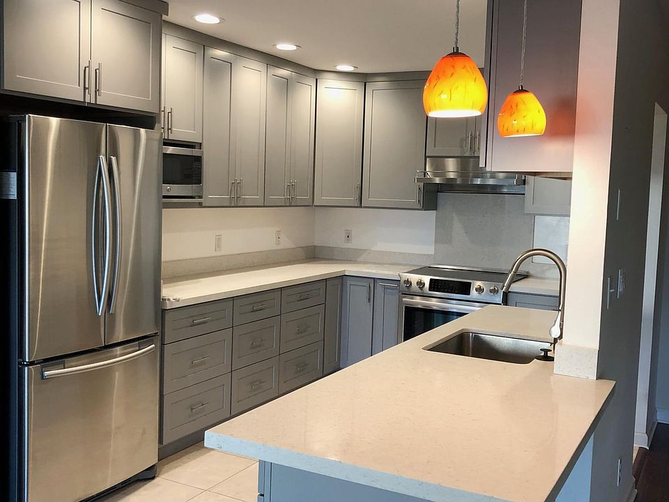 Kitchen and breakfast bar