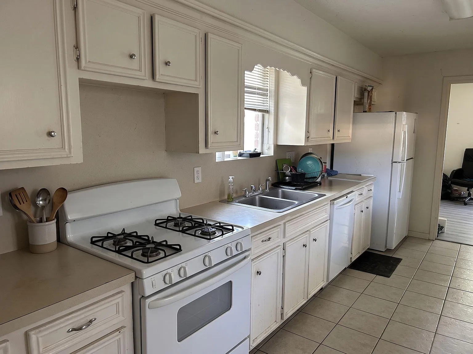 4 bed, 3.5 bath, 4000 sqft, $680 — Photo 3