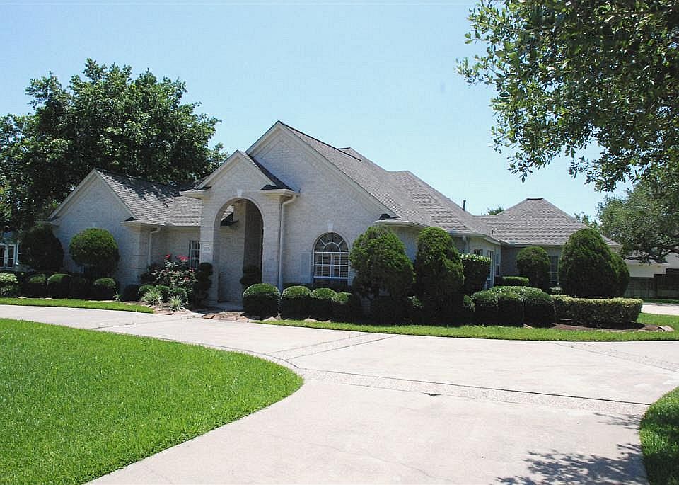 1st image of 105 Oak Dr
