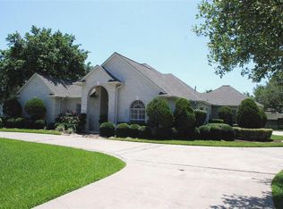 105 Oak Dr, Friendswood, TX 77546