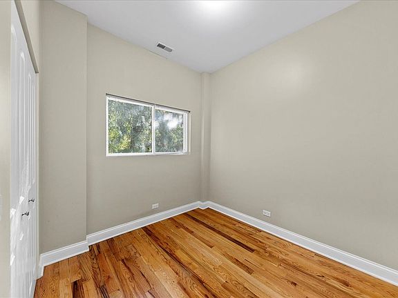 5th image of 3927 N Clarendon Ave APT 1R