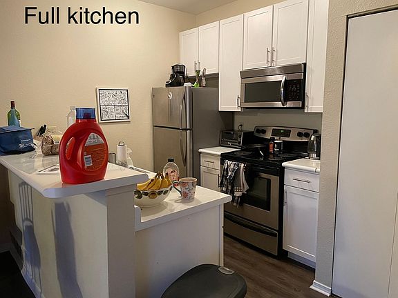 Kitchen with breakfast bar