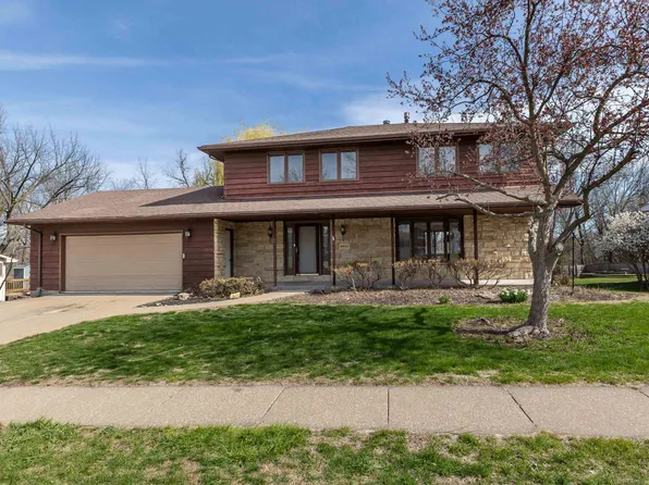 2445 Knob Hill Dr, Dubuque, IA 52003