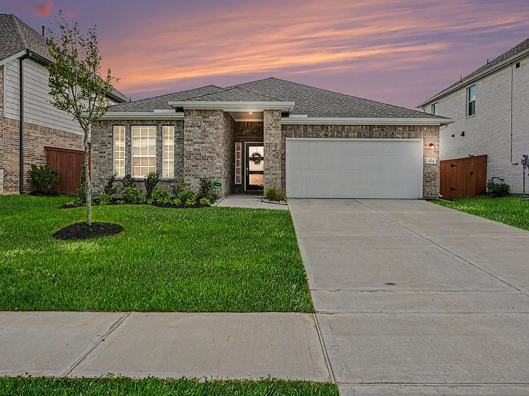 2214 Lierna Dr — Photo 1