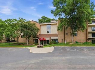 5645 Green Circle Dr APT 305, Minnetonka, MN 55343