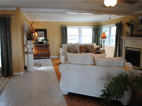 4th image of 109 Langford Cir