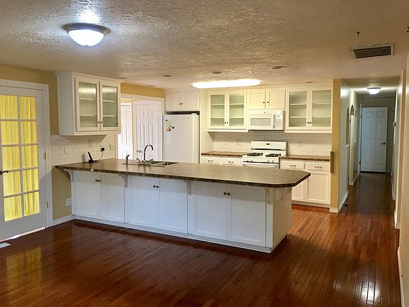 4th image of 1554 SE Jacquelin Dr