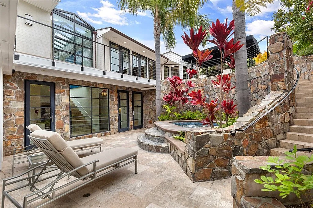 6 bed, 6.5 bath, 5493 sqft, $68,000 — Photo 4