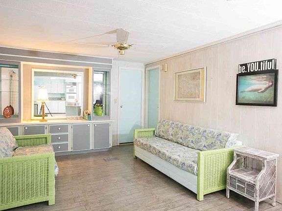 3rd image of 701 Periwinkle Cir