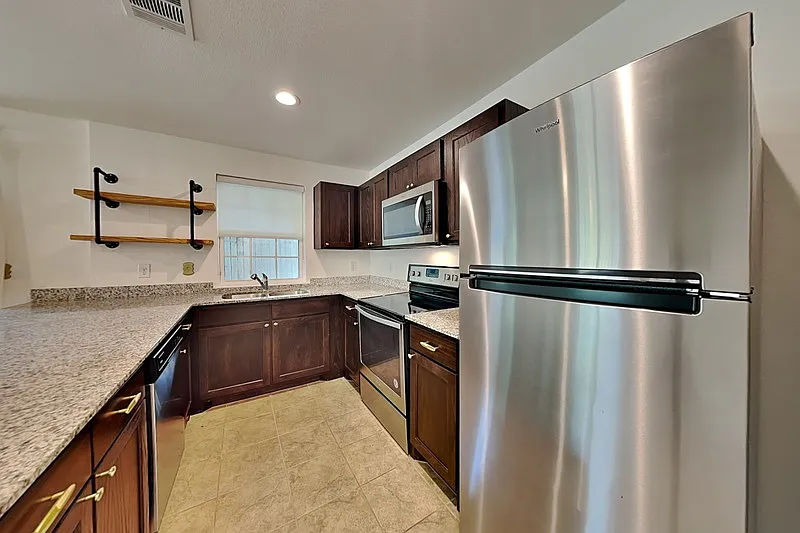 3 bed, 2.5 bath, 1300 sqft, $2,399 — Photo 4