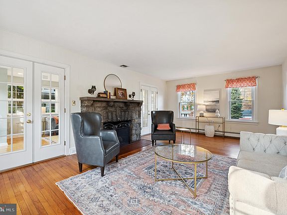 5th image of 74 W Stratford Ave