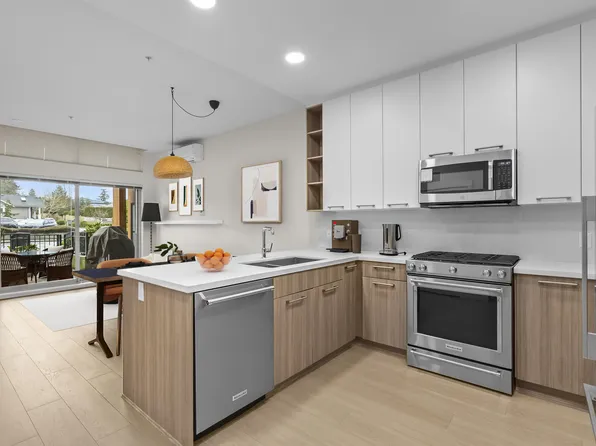 14022 N Bluff Rd #102, White Rock, BC V4B 3C3