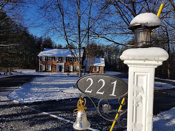 3rd image of 221 Pine Hill Dr