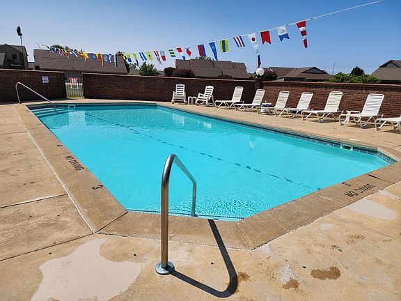 3rd image of 221 Harbor Dr
