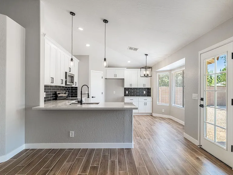 2883 E Oakland Ct — Photo 6