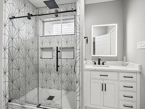 2nd image of 2423 Ralph St